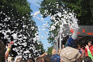 A truck spreading soap-suds on the crowd in the Budapest parade