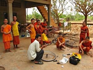 Monks at Rohal pagoda watching me changing a snapped spoke.
