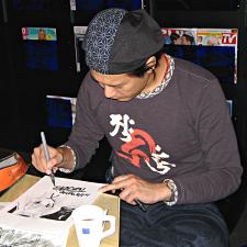 Manga artist Keitaro Arima drawing a picture for fans.