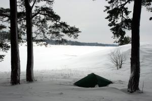Tent in the snow on Käärmeluodot.
